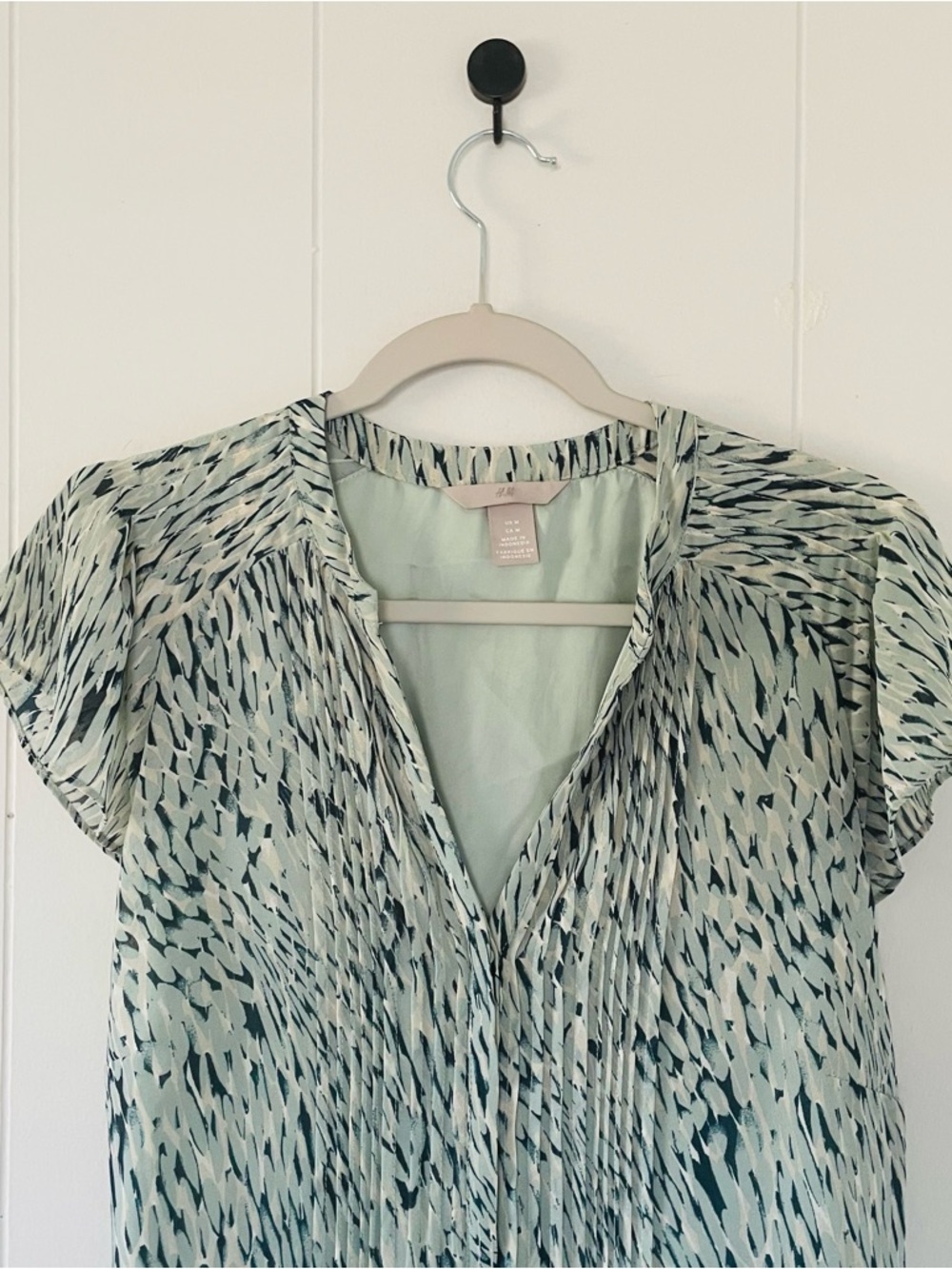 H&M Pale Green Printed V-Neck Midi Dress - Picture 2 of 11